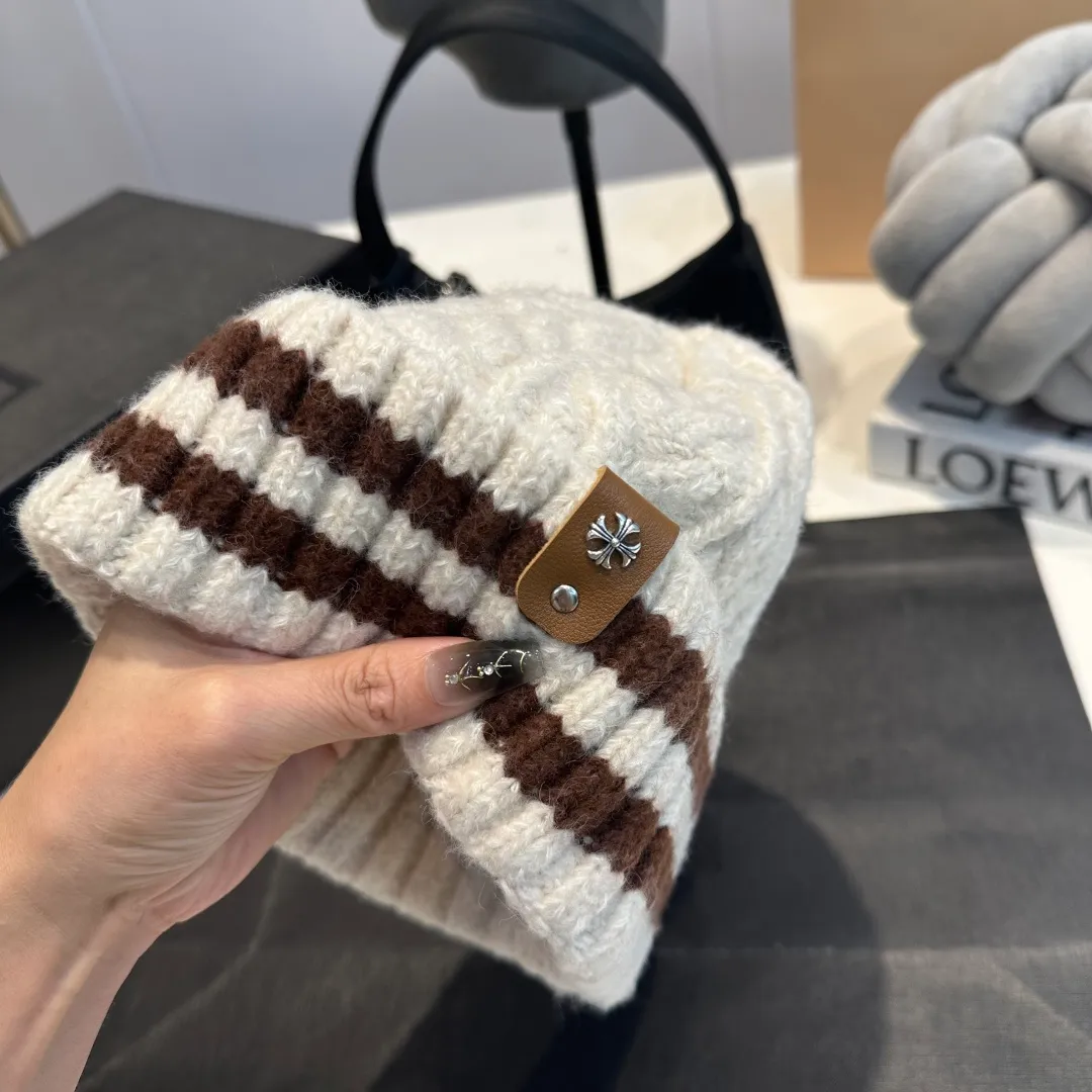 P60 Crow Heart Autumn and Winter Wool Knitted Beanie This must be the favorite of minimalism. It is clean, neat, fashionable and versatile, and will definitely not be picky about your face shape! A fashionable classic that lasts forever! Fashionable black and white can be purchased together!